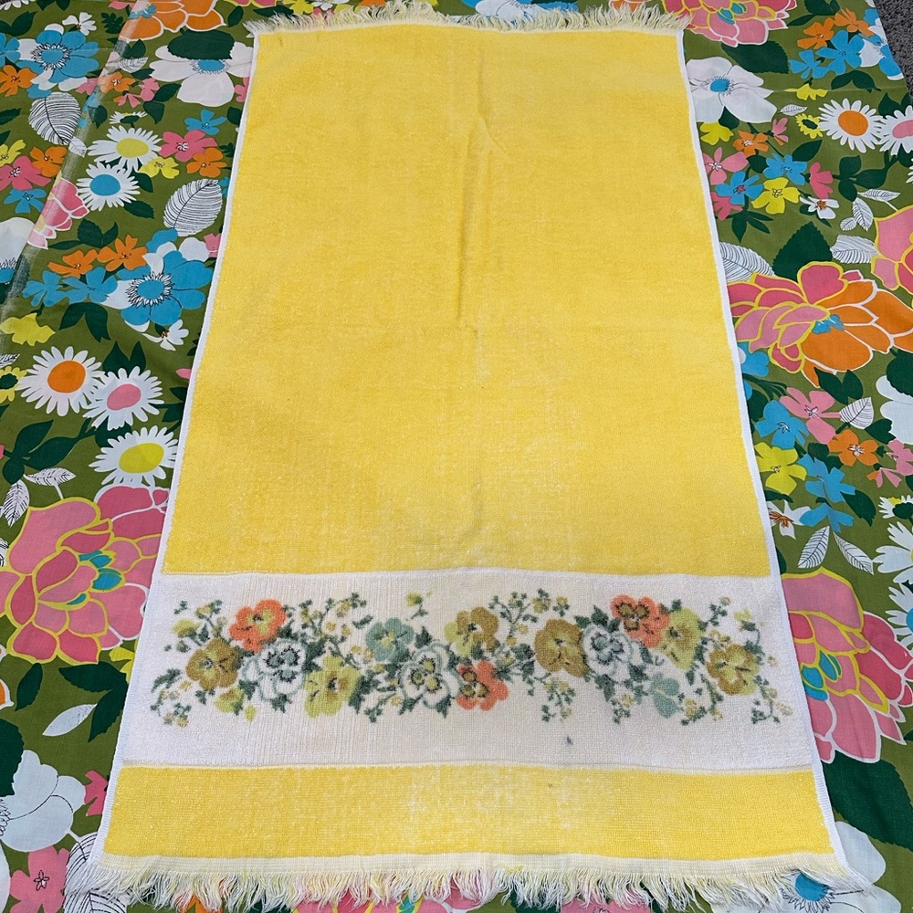❌SOLD❌ 70’s JC Penney Fashion Manor Bath Towel 2 Tone Yellow Floral Fringe 23x40